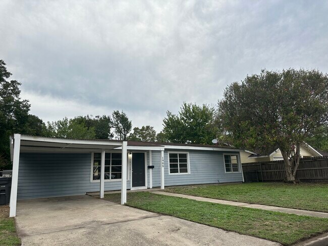 Building Photo - 1908 E Mimosa Ave