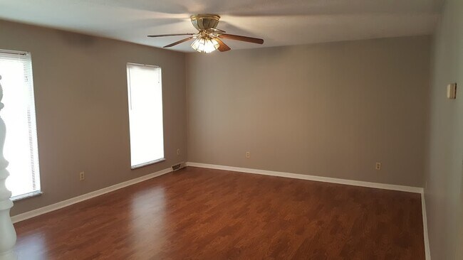 Building Photo - Large Home with Beautiful Mountain Views