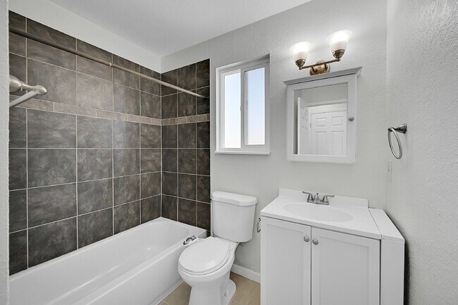 Building Photo - $2,495.00, 3 bed, 2 bath located in Westmi...