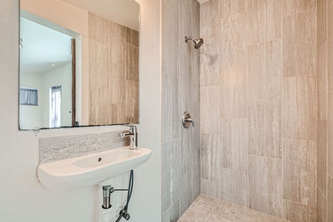 Building Photo - Home with Guest Suite