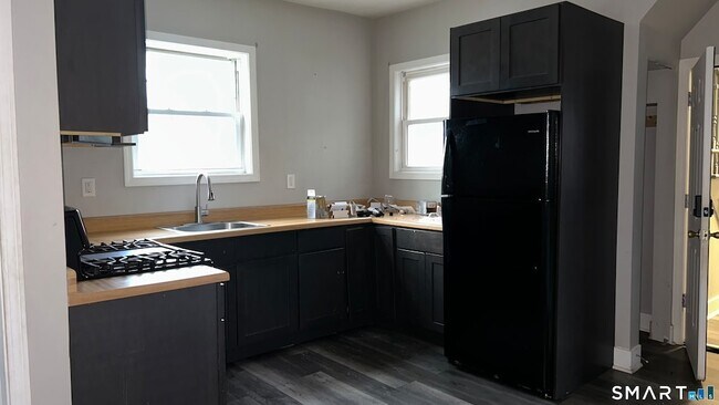 Building Photo - 222 Hallock Ave