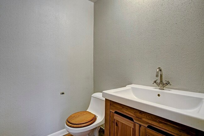 Building Photo - 217 Roy St