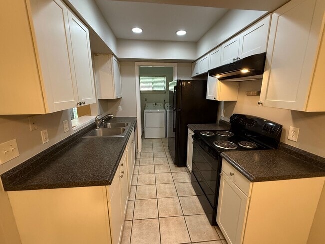 Building Photo - Remodel in Green Leaf with small fenced ba...