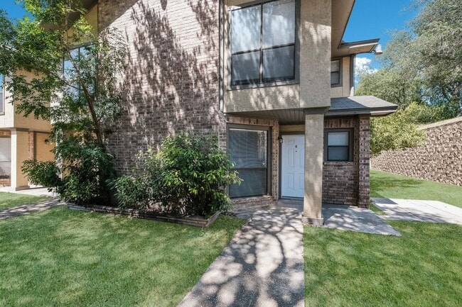 Building Photo - Renovated Condo with Great Location