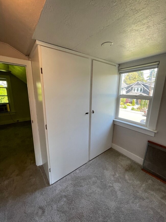 Building Photo - Adorable bungalow with a yard in a fantastic SE location!