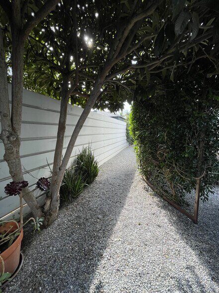 private gravel entry path - 939 Indiana Ave