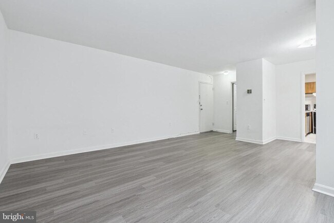 Building Photo - 522 21st St NW