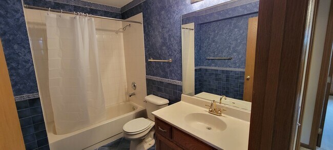Building Photo - 260 Shipland Dr