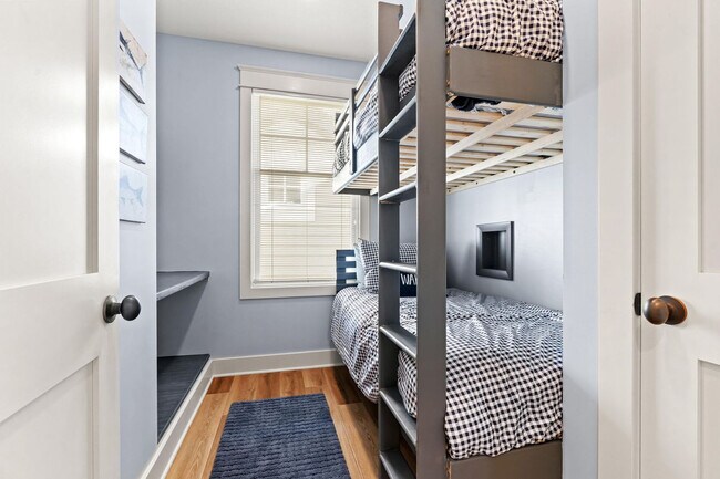 Building Photo - 807 Lake St