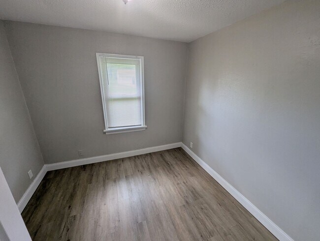 Building Photo - Farmview Vista - Section 8 Friendly!