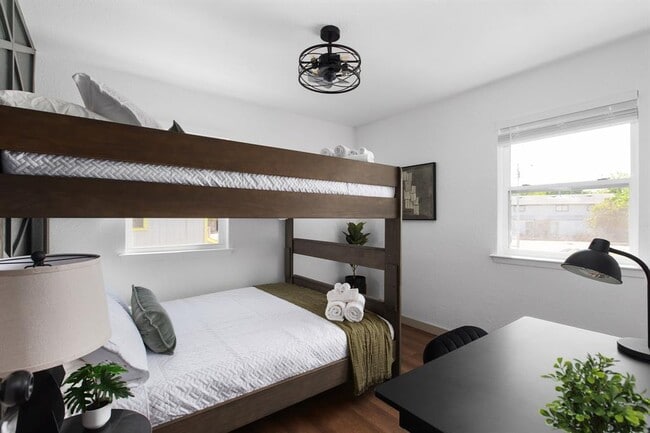 Building Photo - 1201 Southport Dr