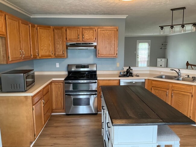 Building Photo - Large 3 Bedroom 2.5 bath townhome with additional finished room.