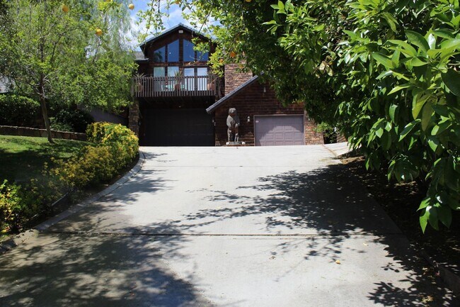 Building Photo - Unique Bakersfield Home for Rent Bakersfiled Country Club