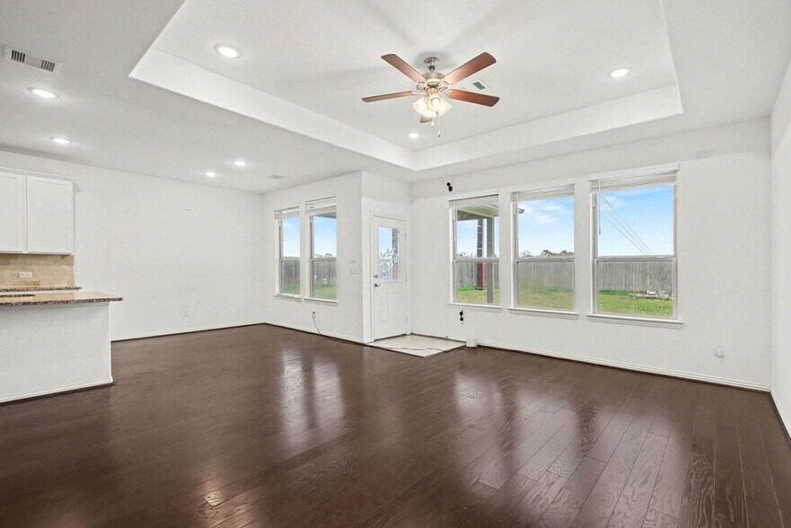 Building Photo - 8114 Royal Palm Ct