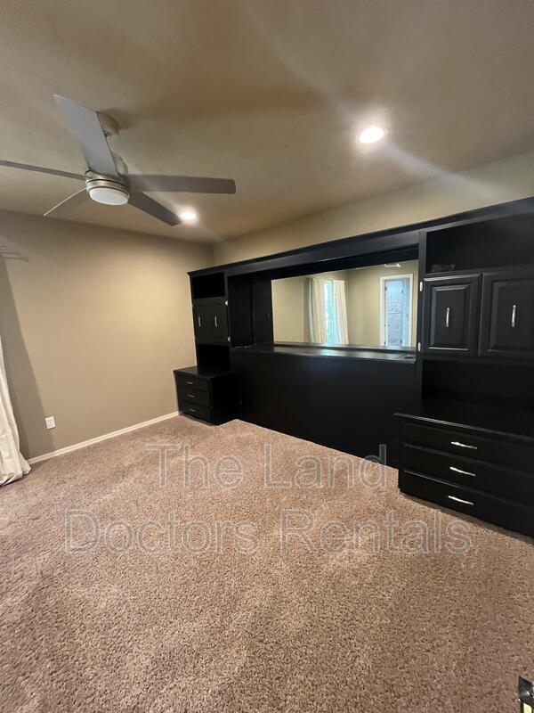 Building Photo - 412 S Country Club Road