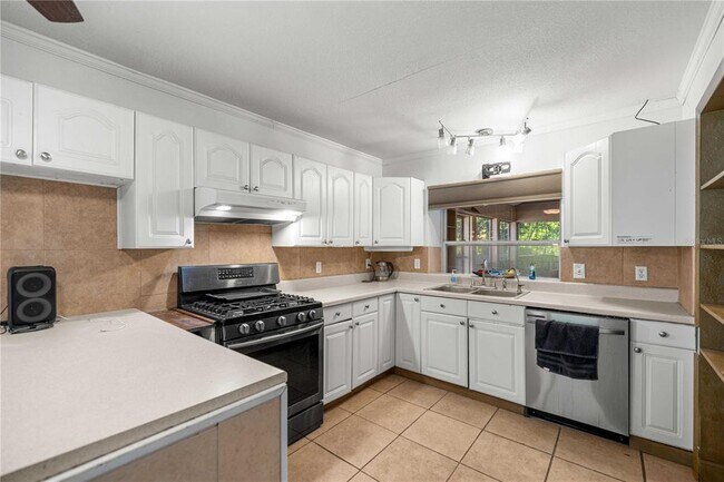 Building Photo - 3821 SW 7th Avenue Rd