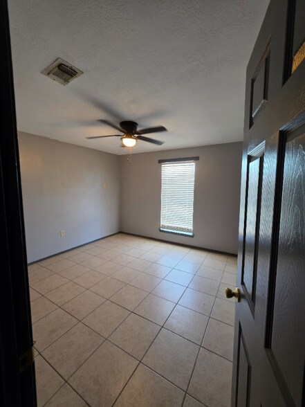 Building Photo - 7801 Sun St