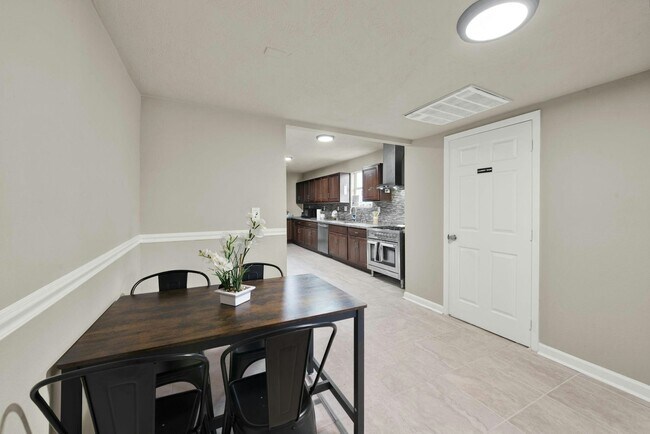 Building Photo - 250 Arapahoe Dr