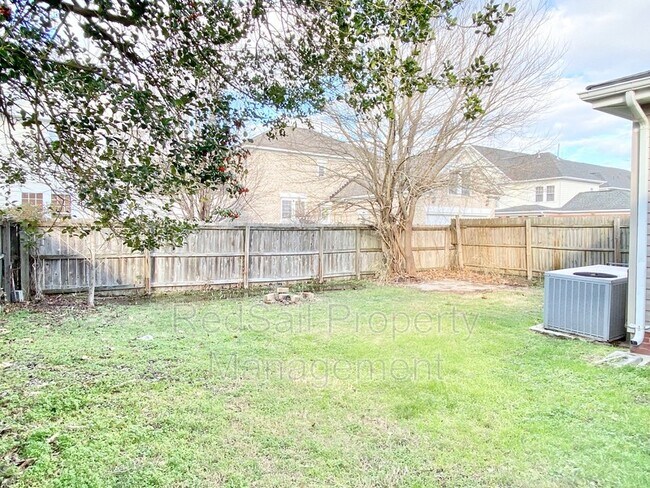Building Photo - 2922 Hollister Ave