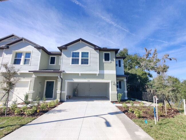 Building Photo - Spacious End-Unit Townhouse in FishHawk Ranch | Top-Rated Schools