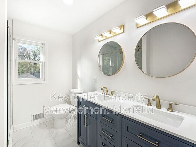 Building Photo - 651 Inglis Dr S E