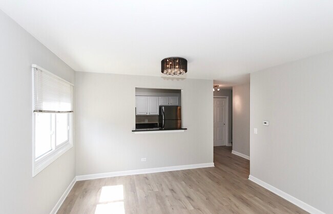 Building Photo - 677 S River Rd