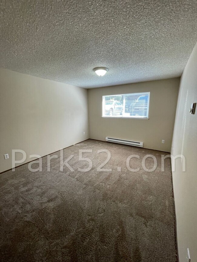 Building Photo - Lower Level 2 Bed 1 Bath Apartment