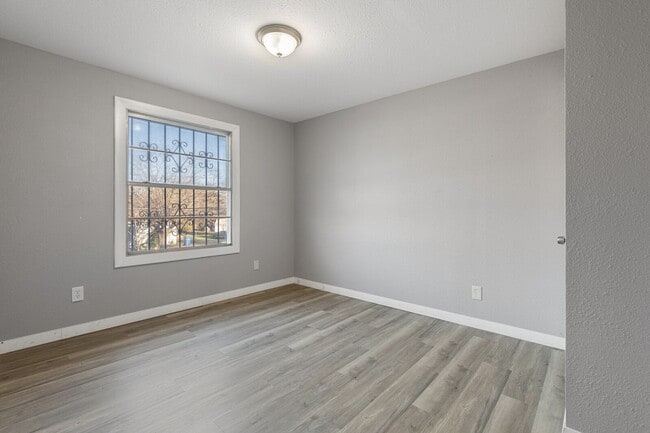 Building Photo - 3-Bedrooms and 2.5-Bathroom House - Convenient Living Near Oak Cliff & Downtown Dallas