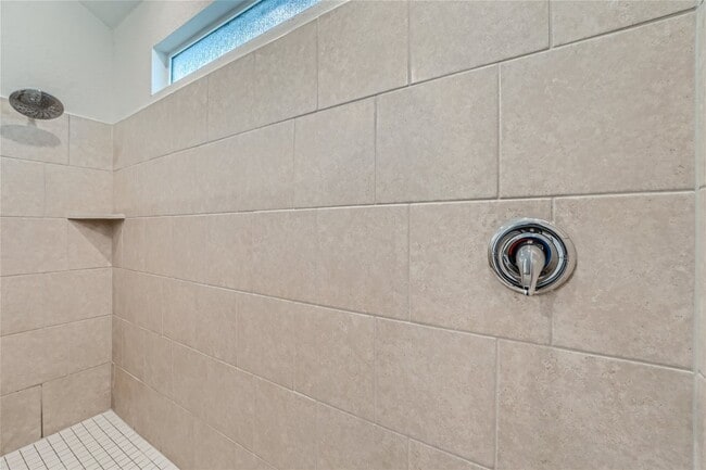 Building Photo - 3 bedrooms with 3.5 bathrooms! BONUS ROOM ...