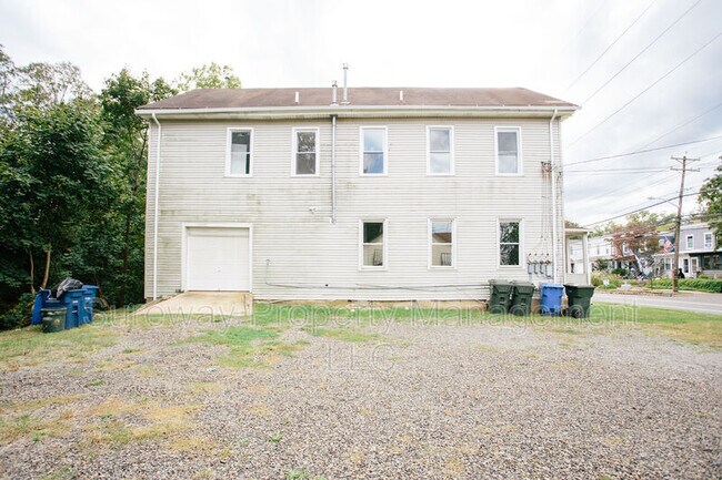 Building Photo - 614 Main St