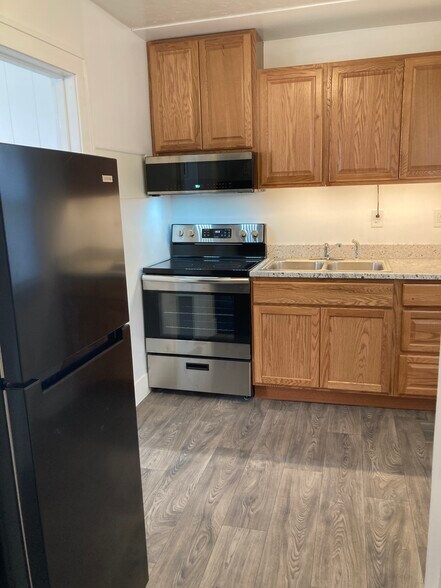 Kitchen with new appliances - 512 S Broadway