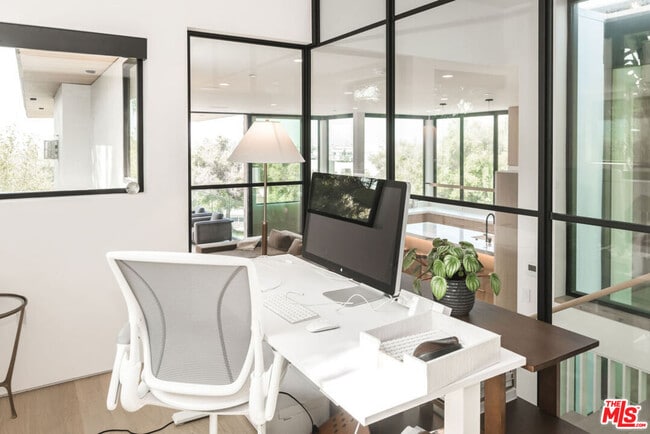 Building Photo - 606 N Ardmore Ave