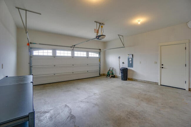 Building Photo - NEWER THREE BEDROOM IN CUL-DE-SAC