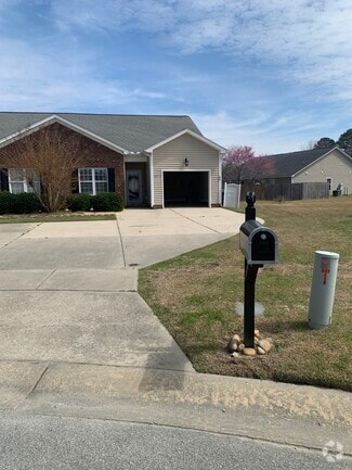 Building Photo - 1401 Oak Ridge Ct