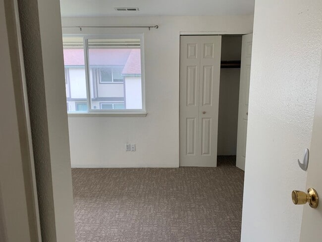 Building Photo - 1820 Larch Street C7