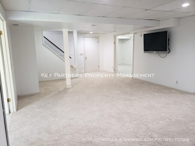 Building Photo - 8620 W 117th - SPACIOUS and Updated!