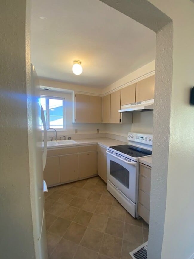 Building Photo - Charming 2 Bedroom Duplex With Fenced Yard...