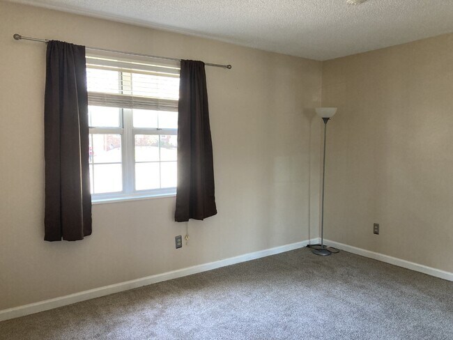 Main Bedroom - 1618 Thrush Ter