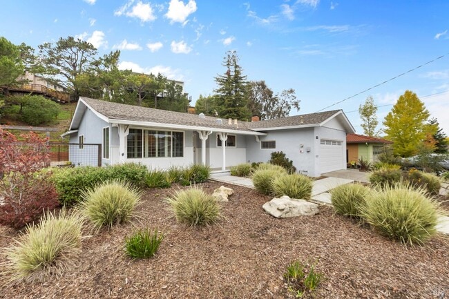 Building Photo - 700 Tamarack Dr