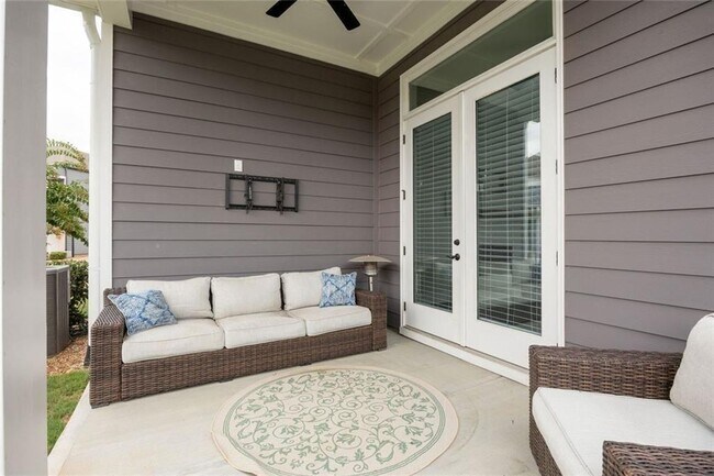 Building Photo - 109 Village Green Ave