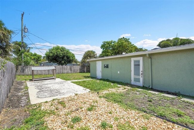 Building Photo - 257 NE 45th Ct
