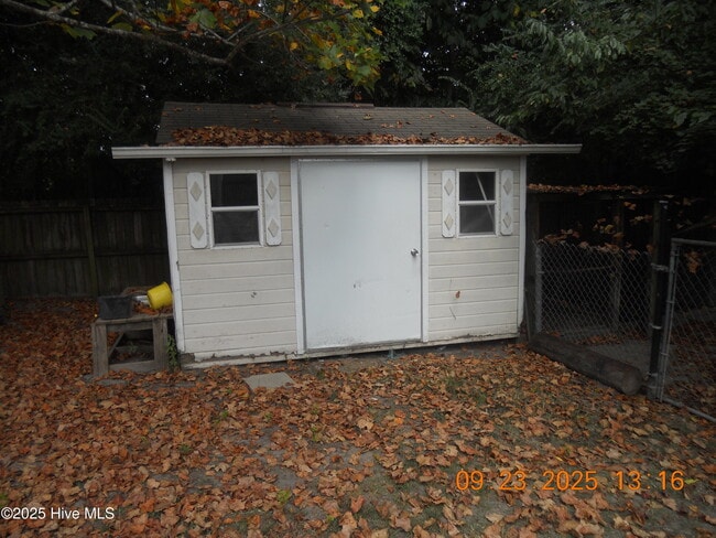 Building Photo - 105 Spring Leaf Ln