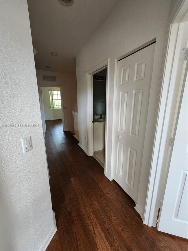 Building Photo - 2762 SW 85th Ave