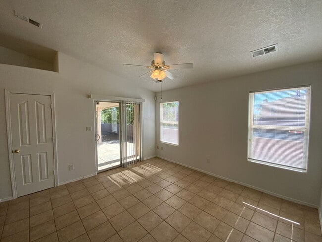 Building Photo - 3 Bedroom Single Story Home Available Near...