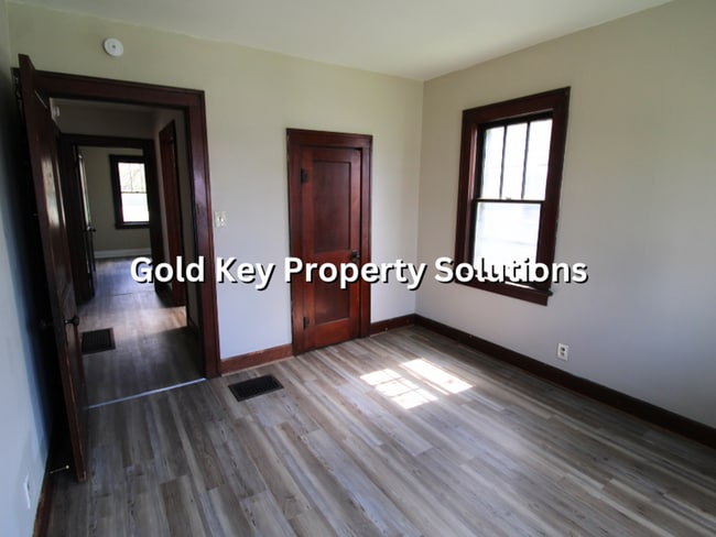 Building Photo - 2 BR 1 BA House with New Flooring and Paint (SECTION 8 APPROVED)