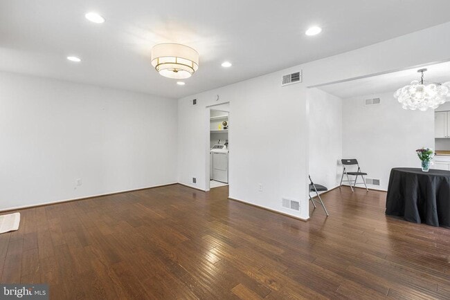 Building Photo - 106 Bernard Ct