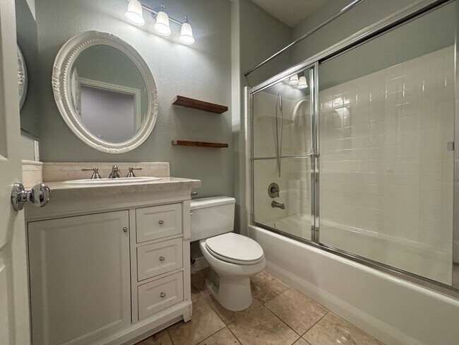 Building Photo - 2307 Thorncroft Cir