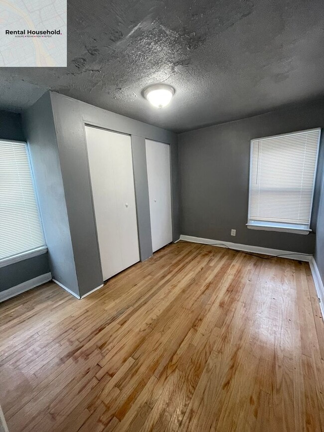 Building Photo - Spacious 3 Bedroom Home with Fenced Yard-Only $1200 a month