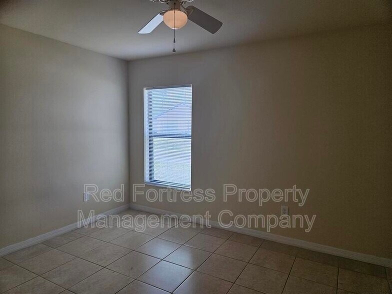 Building Photo - 542 SE 6th Pl