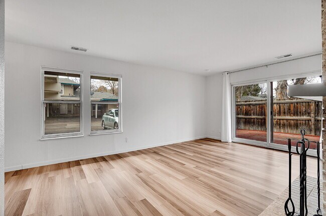 Building Photo - $2,145.95 with $300 Off the first month's rent, 2 Beds - 1 Bath, Townhouse in Greenwood Village w...